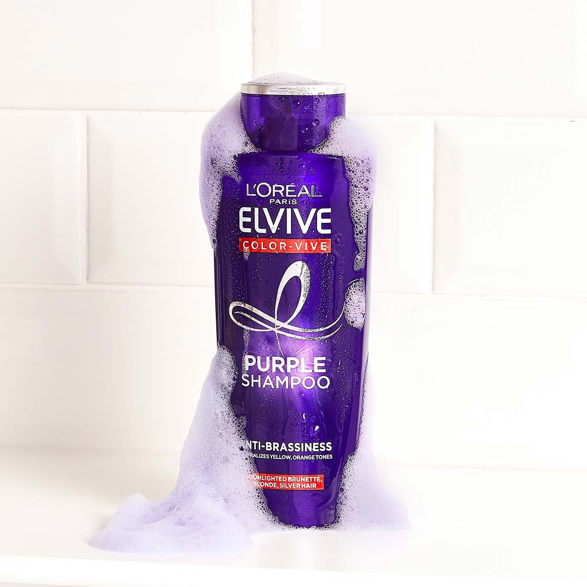 El Champú Violeta Matizador de Elvive Color-Vive de L’Oréal Paris es una solución para las canas descoloridas.